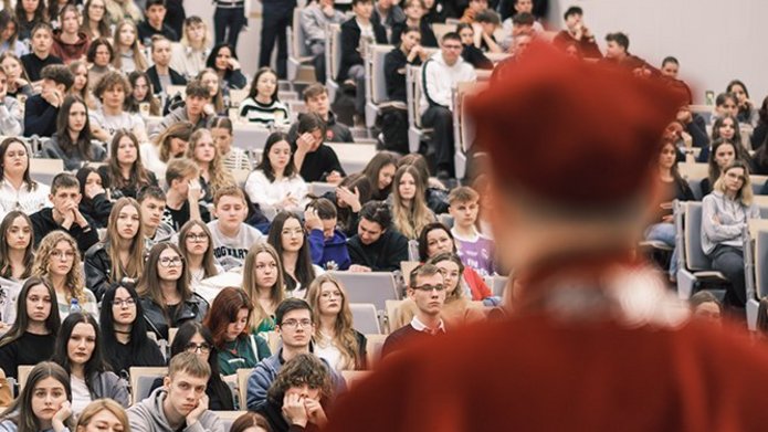 Rektor przemawiający przed studentami