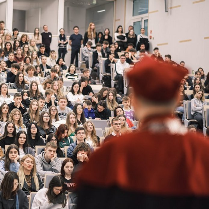 Rektor przemawiający przed studentami
