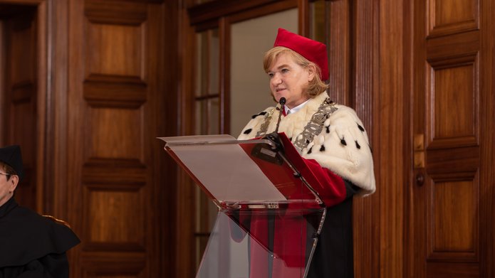 Rektor UŁ Elżbieta Żądzińska przemawiająca z mównicy
