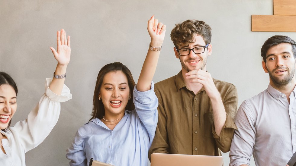 osoby podnoszą ręce zgłaszając się