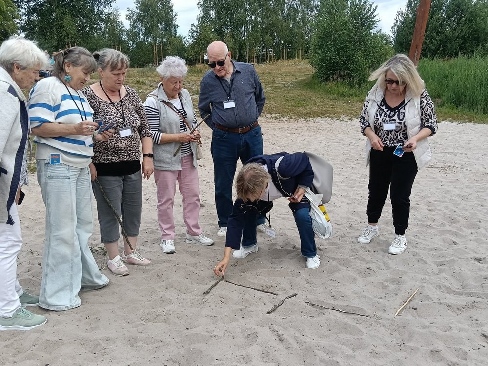 Grupa seniorów spaceruje