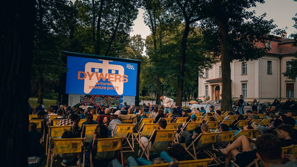 Grupa ludzi na leżakach w ogrodzie na sensie filmowym 