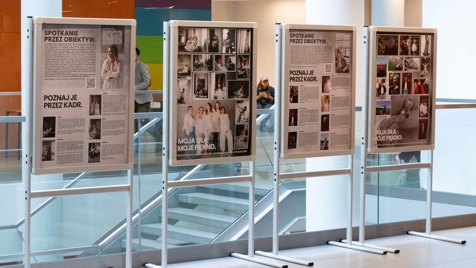 wystawa na korytarzu