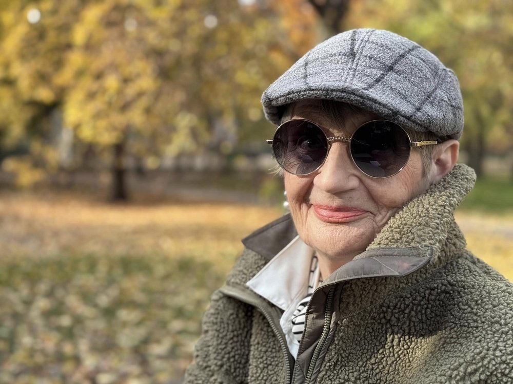 Maria Poprzęcka portret w parku