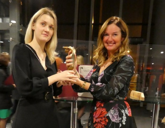 prof. Monika Wiśniewska-Kin i mgr Weronika Kisiel ze statuetką