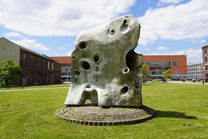 praca (rzeźba) Przepływooki, która znajduje się przed Instytutem Maszyn Przepływowych