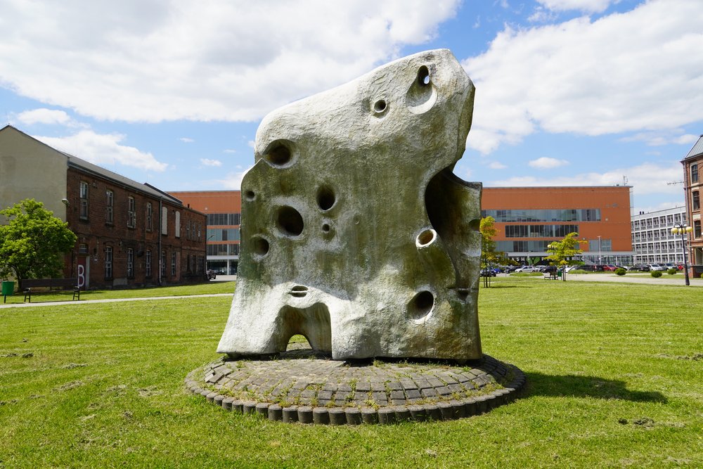 praca (rzeźba) Przepływooki, która znajduje się przed Instytutem Maszyn Przepływowych