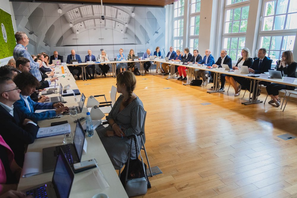 uczestnicy spotkania podczas obrad w sali