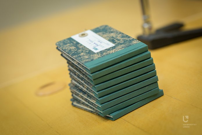 Stos indeksów leżących na biurku