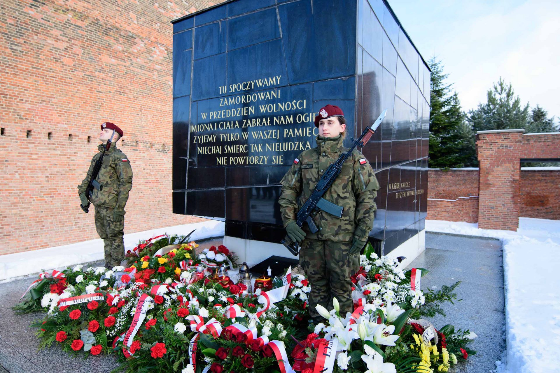 warta żołnierzy przy Pomniku Martyrologii
