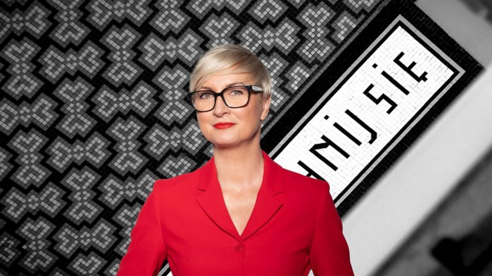 portret dr hab. Katarzyny de Lazari-Radek, prof. UŁ na tle mozaiki Uśmiechnij się