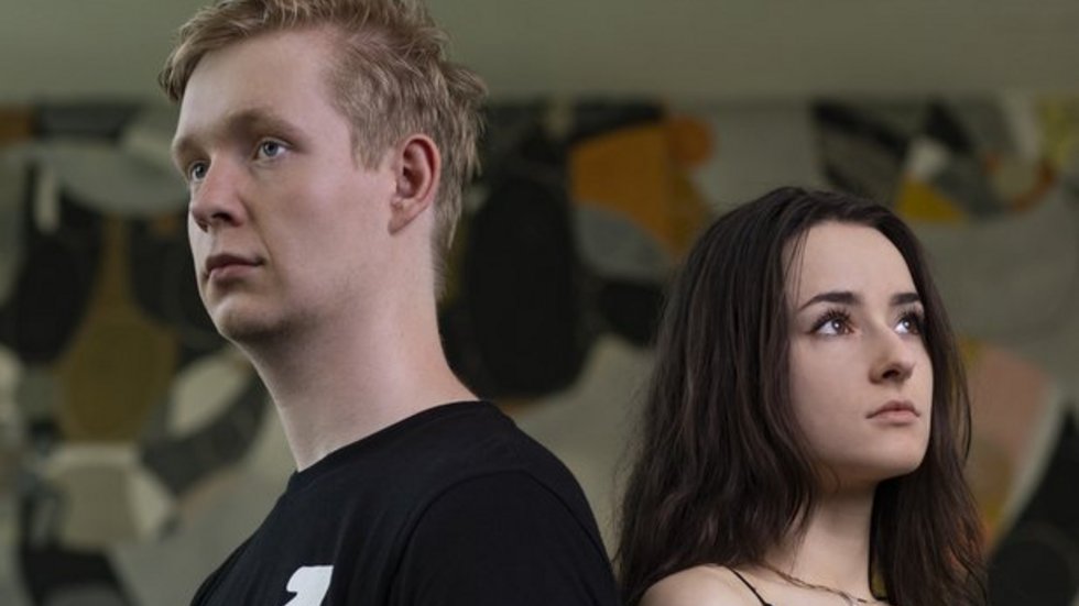 Młoda kobieta i młody mężczyzna zwróceni do siebie plecami