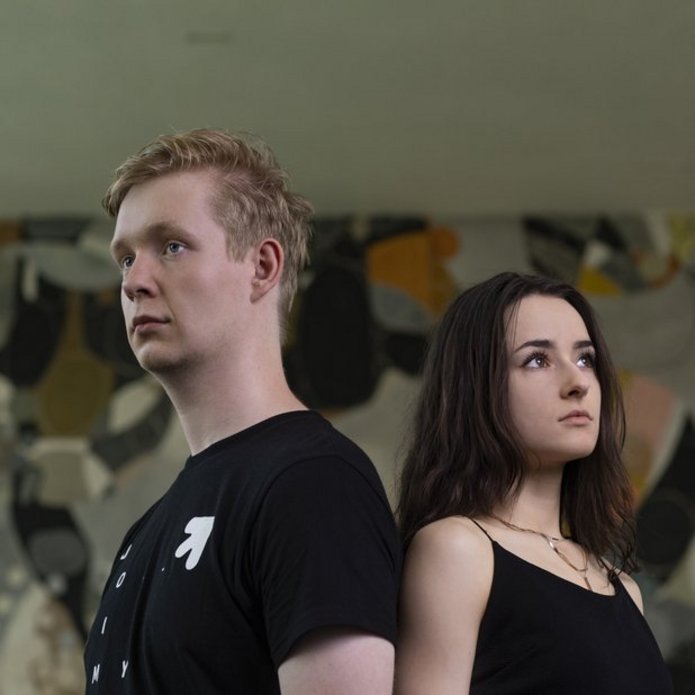 Młoda kobieta i młody mężczyzna zwróceni do siebie plecami