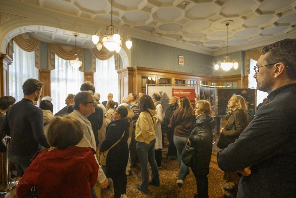 Visitors in the Biedermann's office