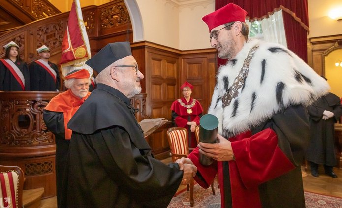 Zdjęcie z uroczystości wręczenia doktoratów po 50 latach 