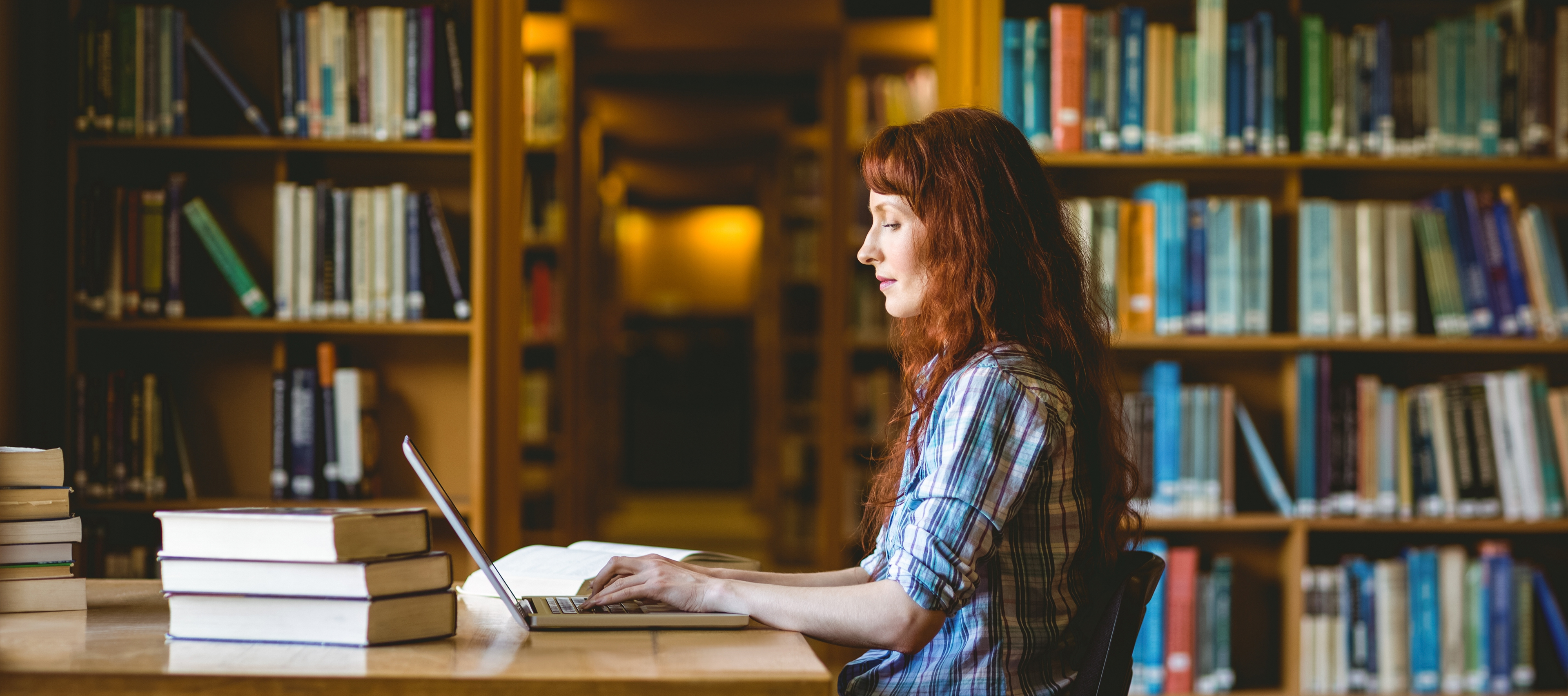 praca przy laptopie i książkach