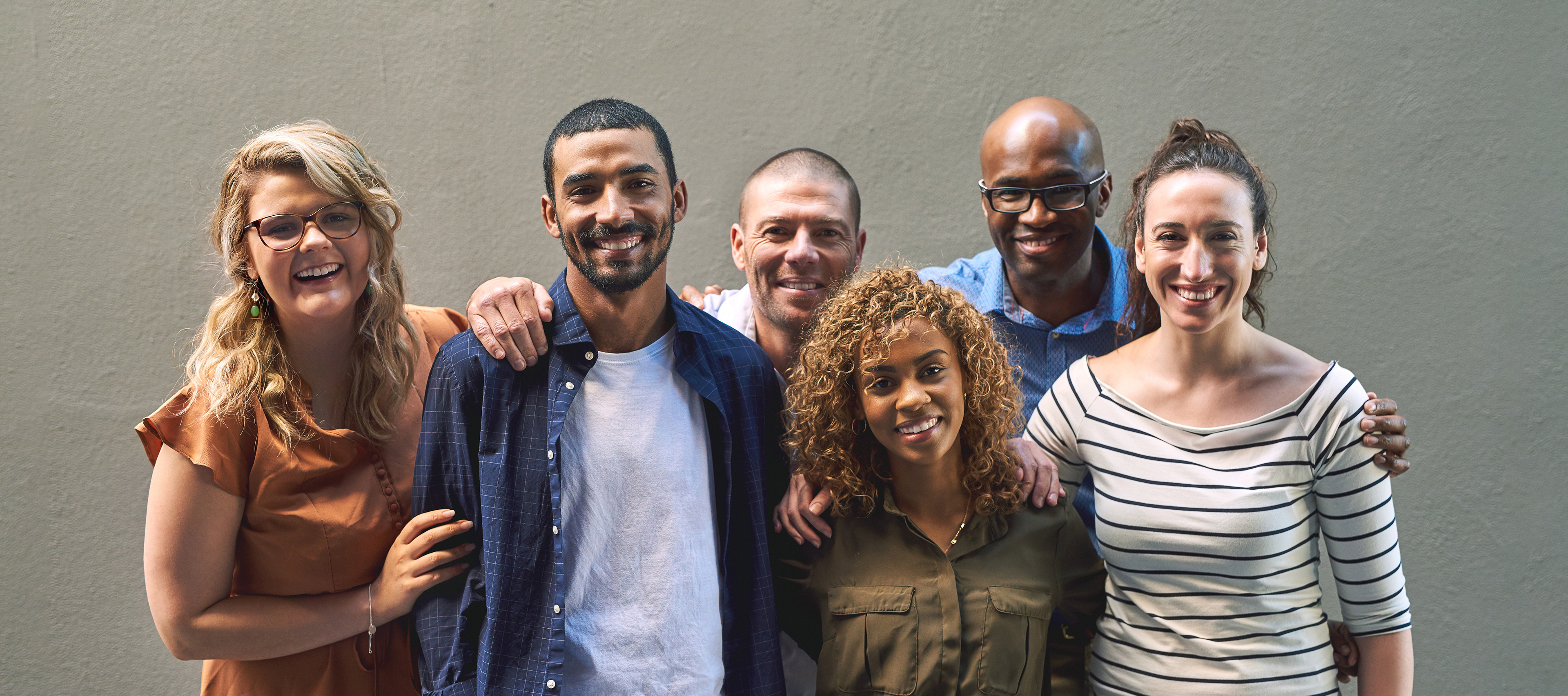 [Translate to English:] grupa uśmiechniętych ludzi w różnym wieku