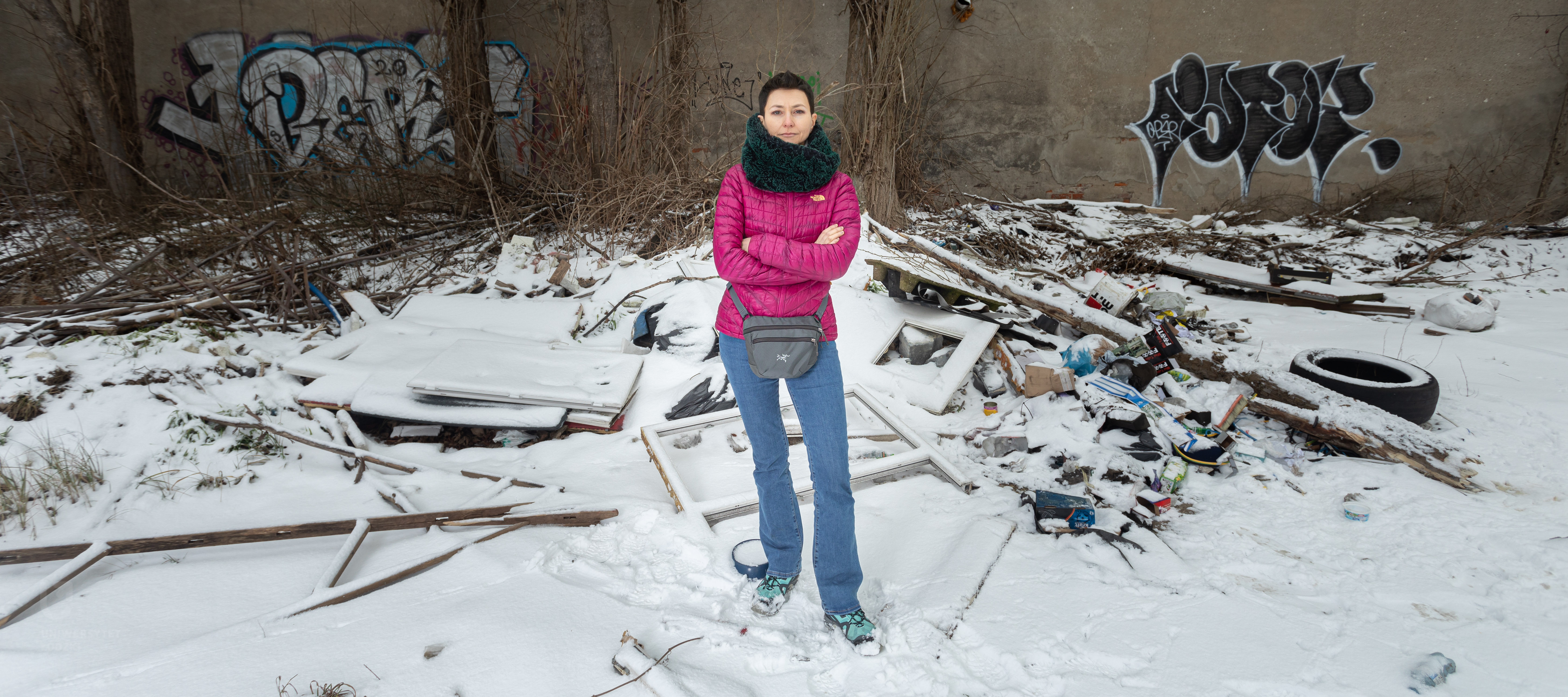 Dr Anna Kaperczyk na tle dzikiego wysypiska smieci
