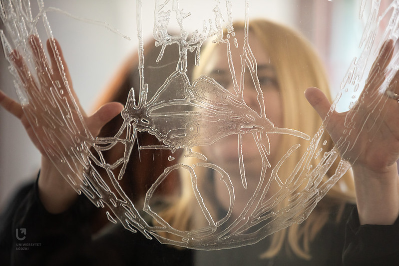 Ktoś dotyka dłonią pracę plastyczną