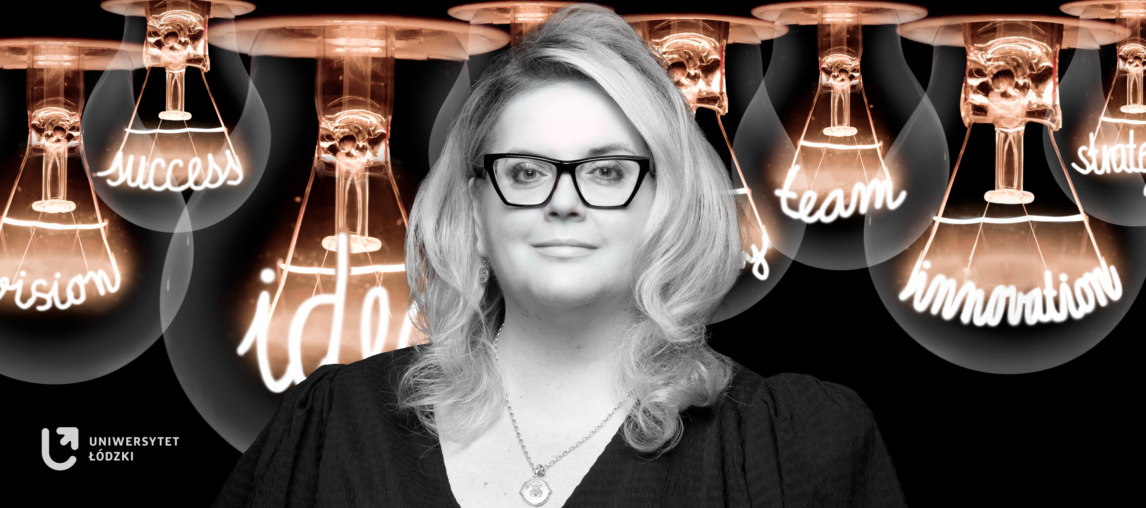 dr Kinga Stopczyńska na tle dużych abstrakcyjnych żarówek z rozświetlonymi inspirującymi wyrazami w miejscu żarnikó