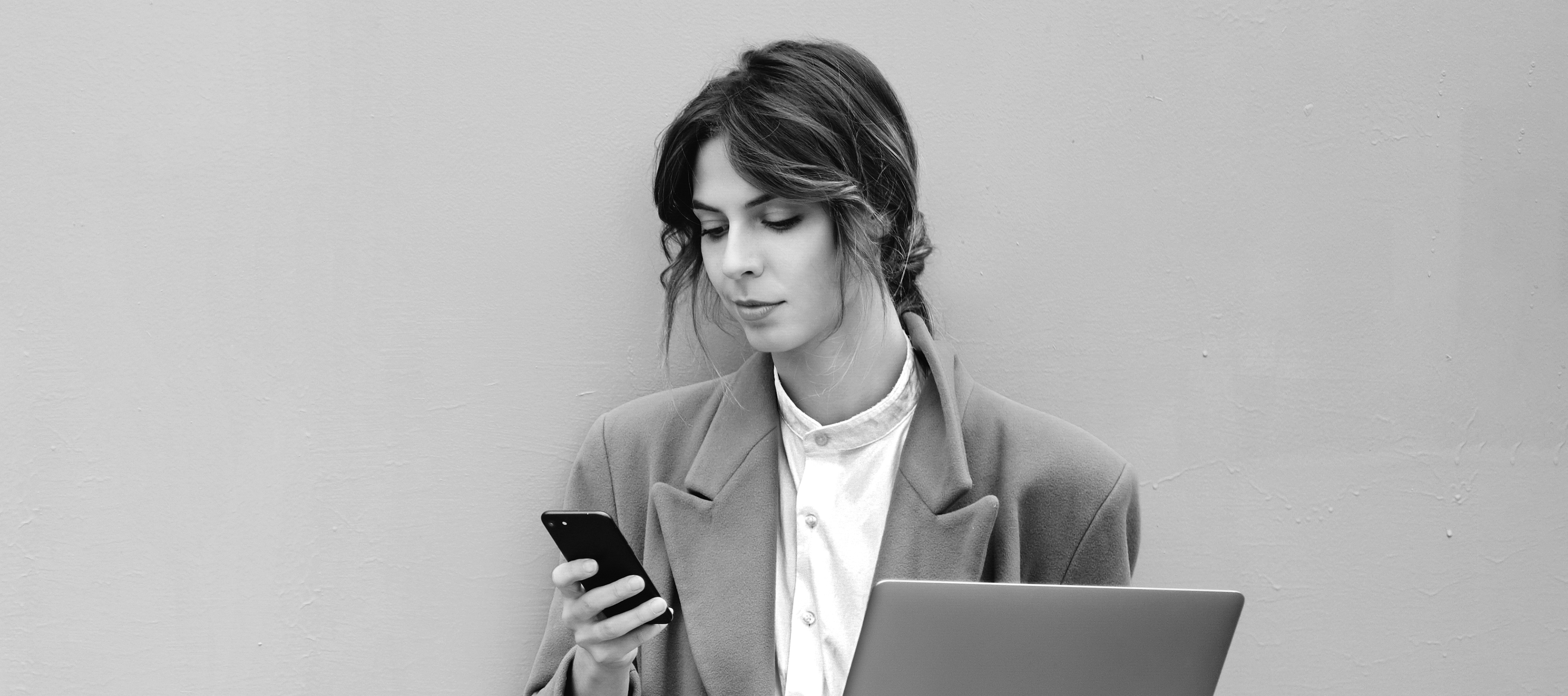 Kobieta z telefonem na szarym tle