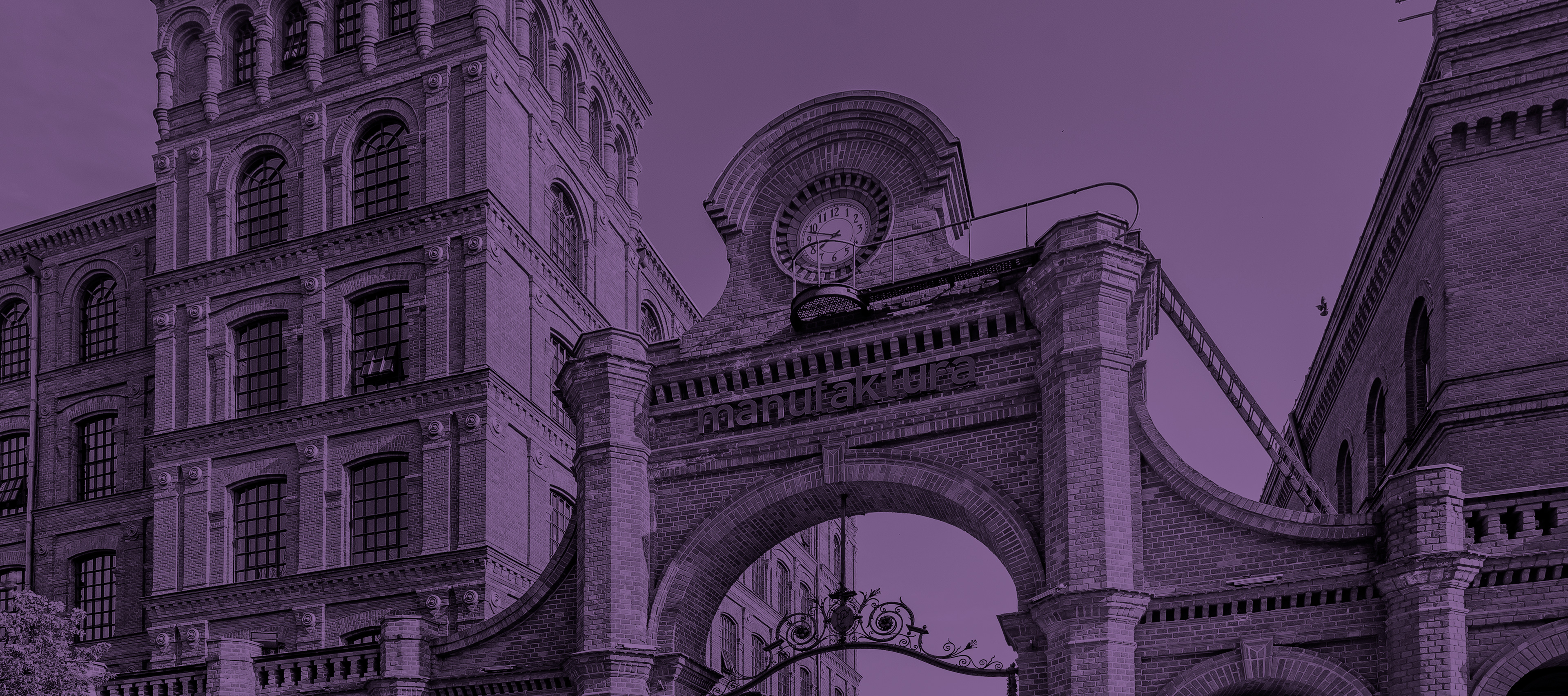 Brama Manfuaktury w fioletowym zabarwieniu