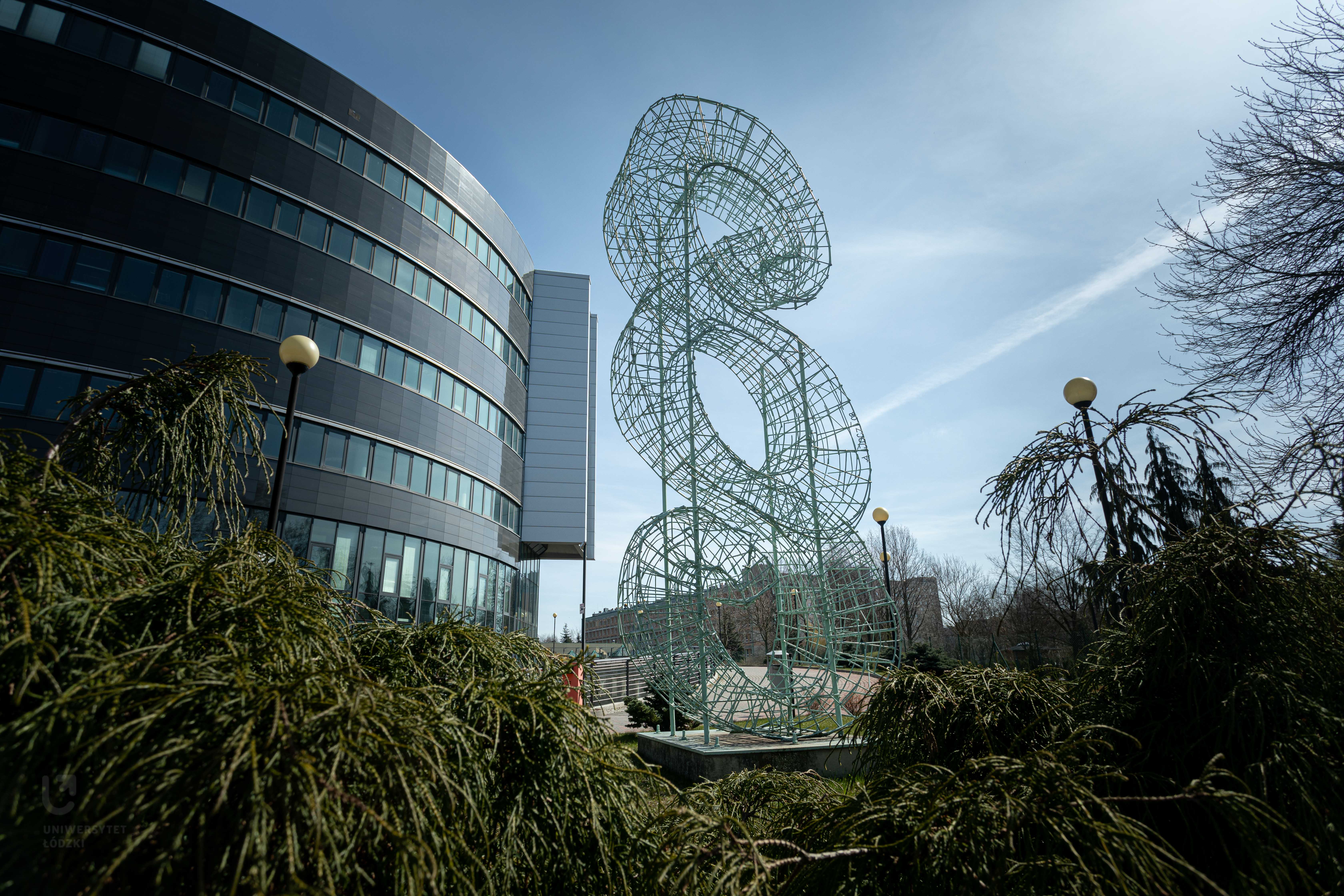 rzeźba przed Wydziałem Prawa i Administracji UŁ