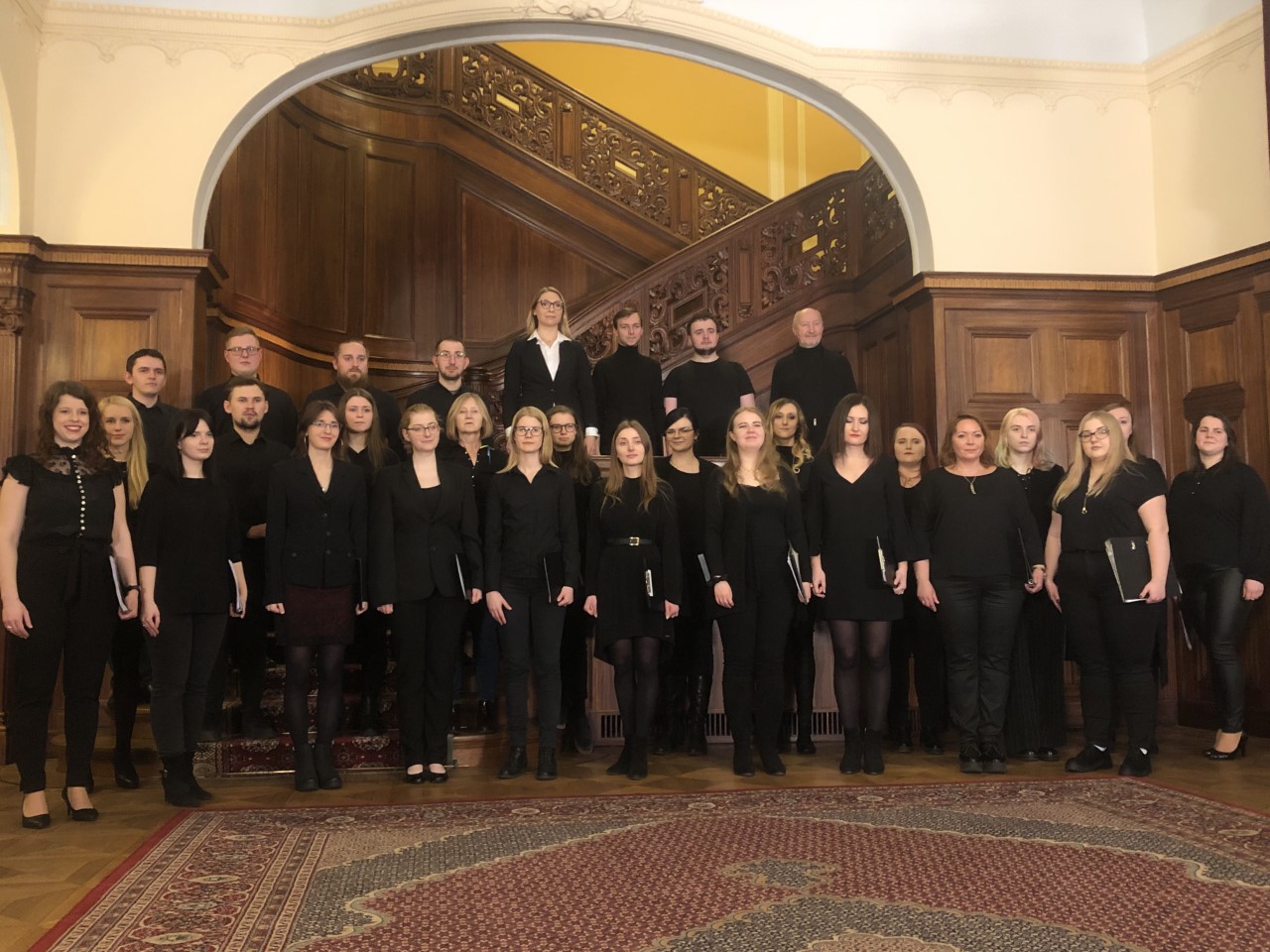 Chór Uniwersytetu Łódzkiego w czarnych strojach