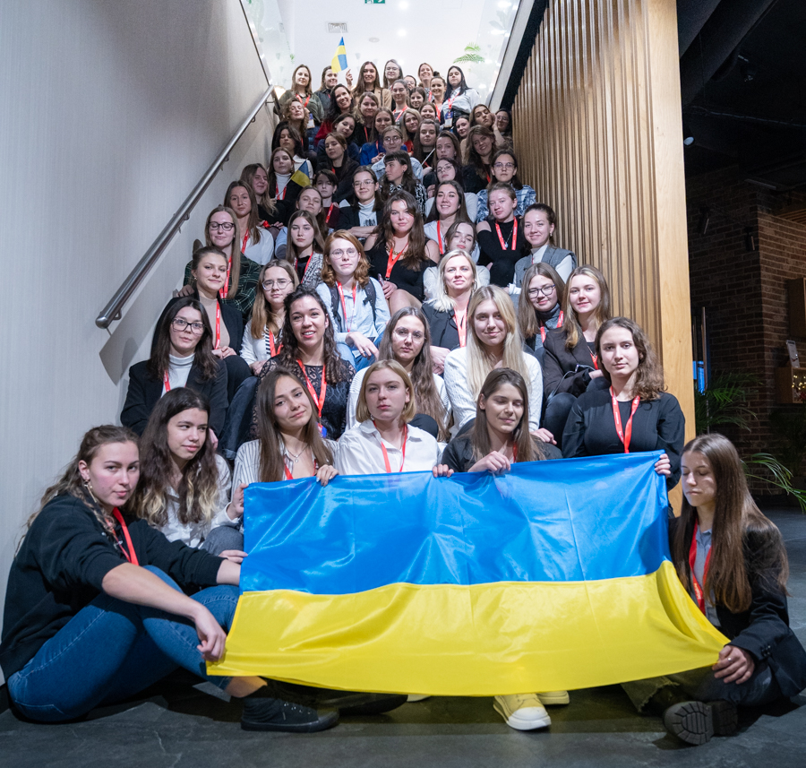 uczestnicy programu z flagą Ukrainy