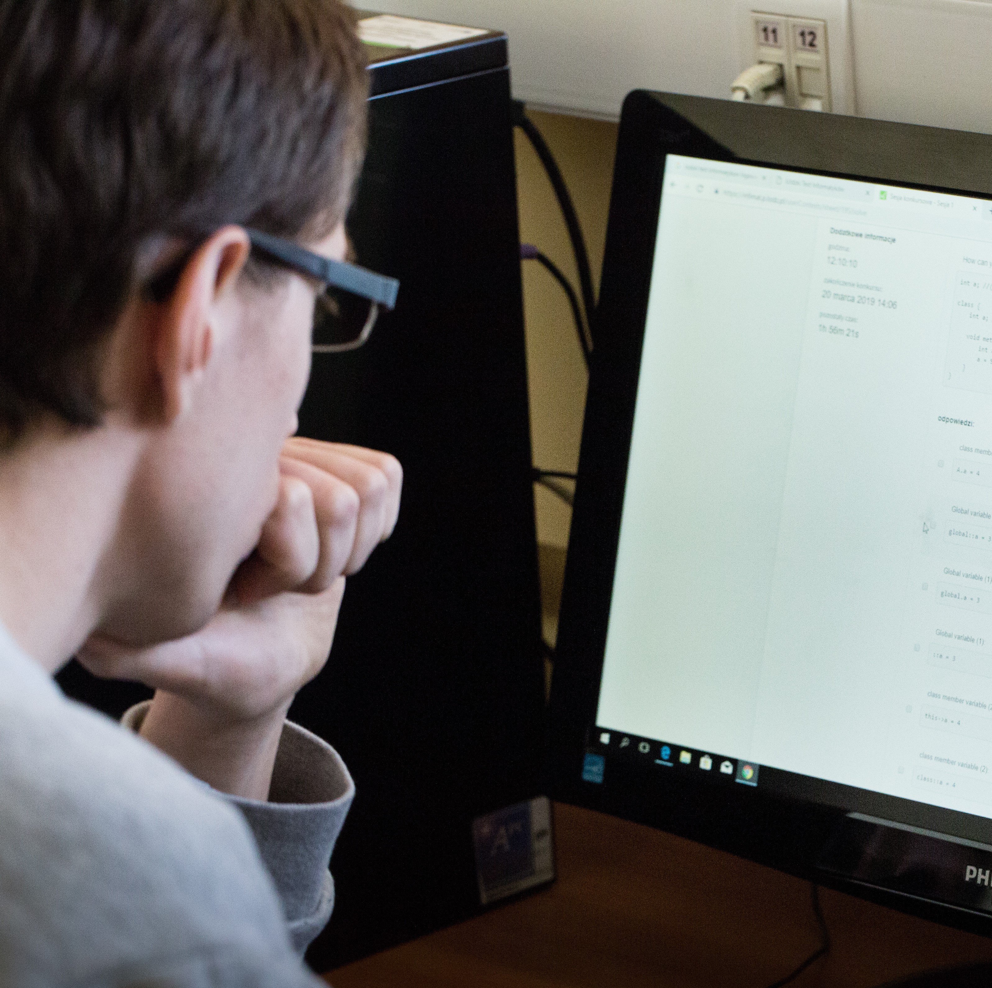 Mężczyzna przed monitorem komputera