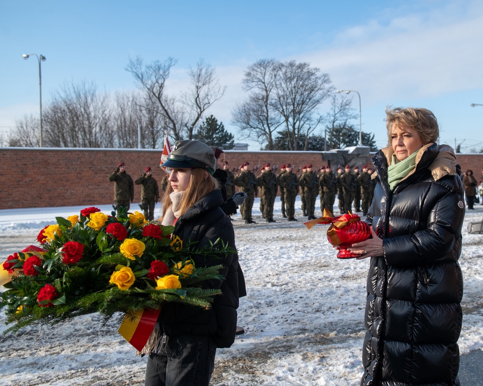 prezydent Łodzi Hanna Zdanowska składa kwiaty