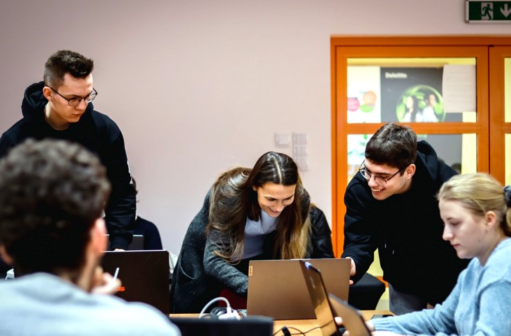 Grupa młodych ludzi przy komputerze Grupa młodych ludzi przy komputerze