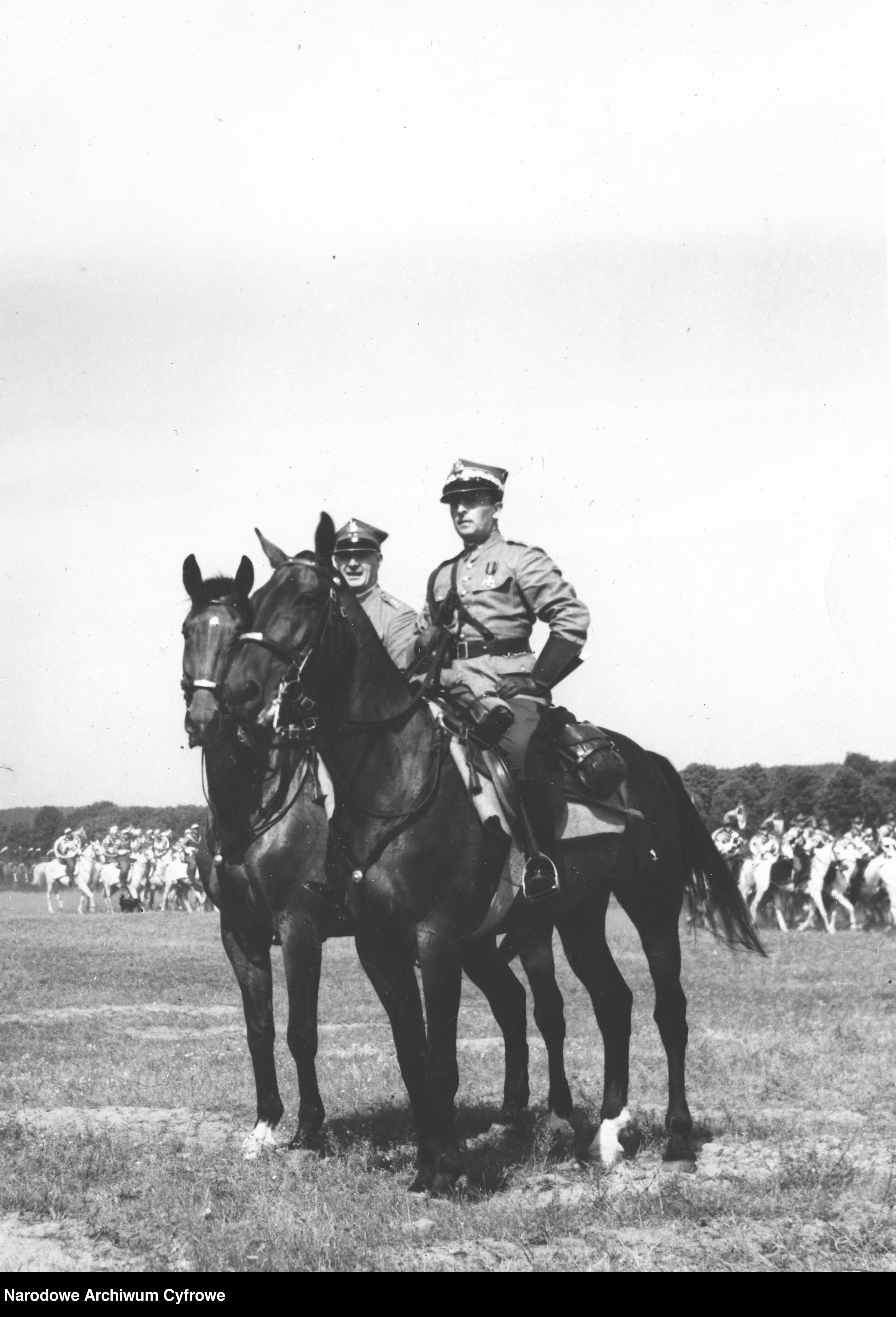 Generał Grzmot-Skotnicki na koniu. Czarno biała fotografia z lat 30' XX wieku