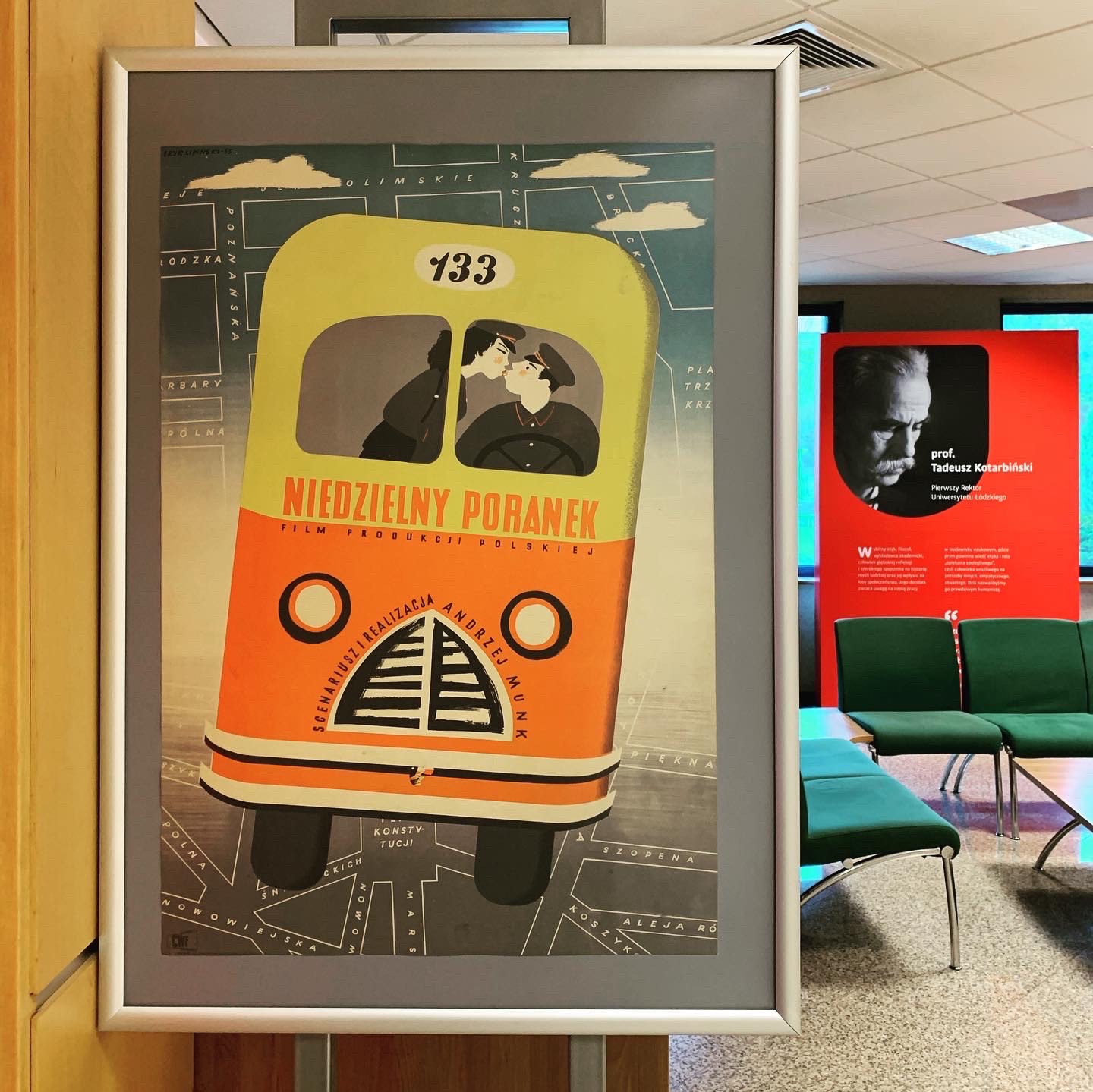 plakat z wystawy Niedzielny poranek