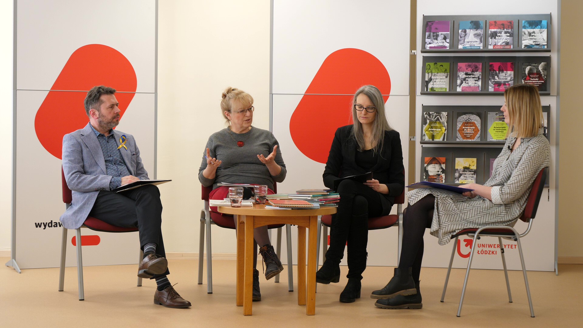 Naukowcy na spotkaniu dotyczącym tego, jak rozmawiać z dziećmi o wojnie