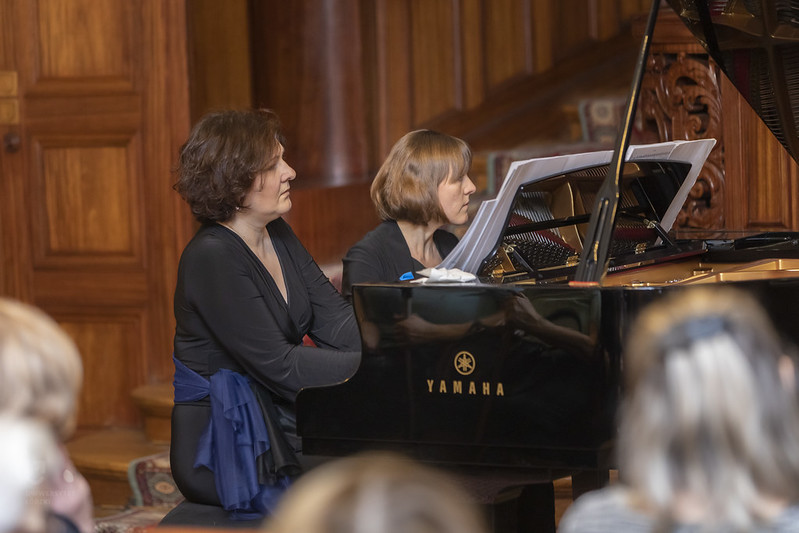 2 kobiety grające na fortepianie w przestrzeni Pałacu Biedermanna
