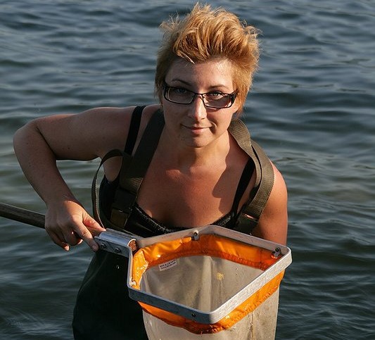 kobieta z siatką do połowów w wodzie