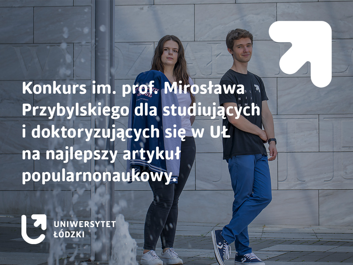 Student i studentka na tle szarej ściany. Przed nimi, na pierwszym planie widoczna woda tryskająca z fontanny Student i studentka na tle szarej ściany. Przed nimi, na pierwszym planie widoczna woda tryskająca z fontanny
