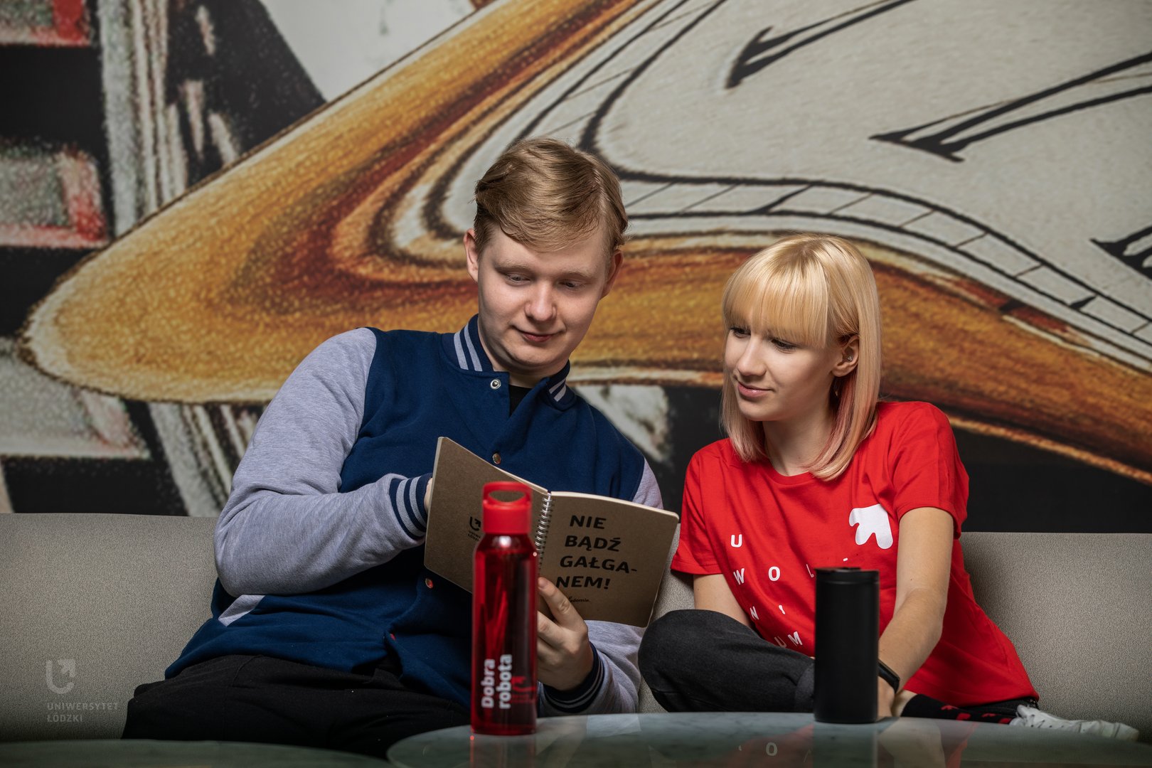 Student i studentka patrzą wspólnie w notatki