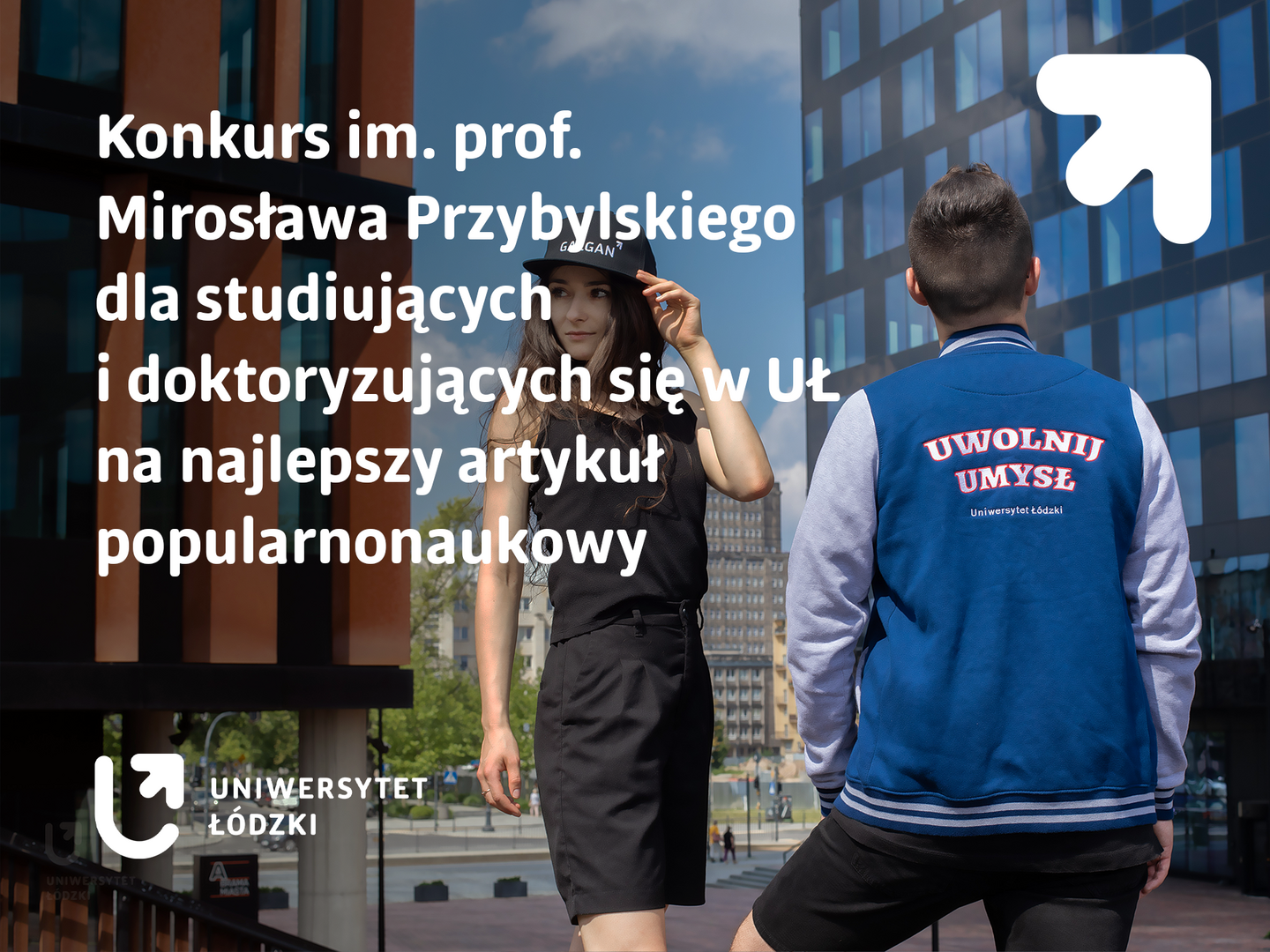 Baner z tytułem konkursu. Widoczna para studentów w przestrzeni miejskiej
