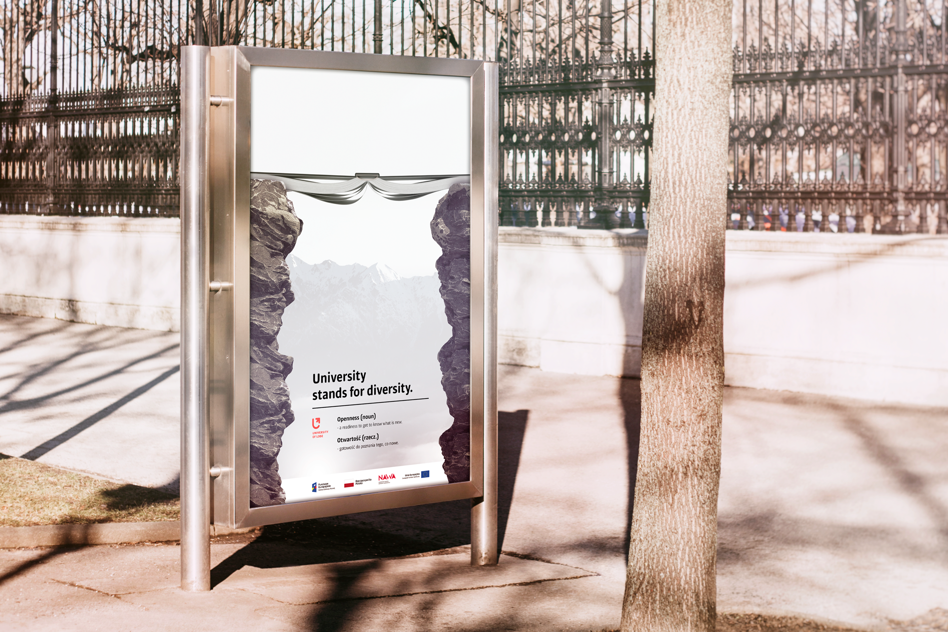 citylight z plakatem z kampanii