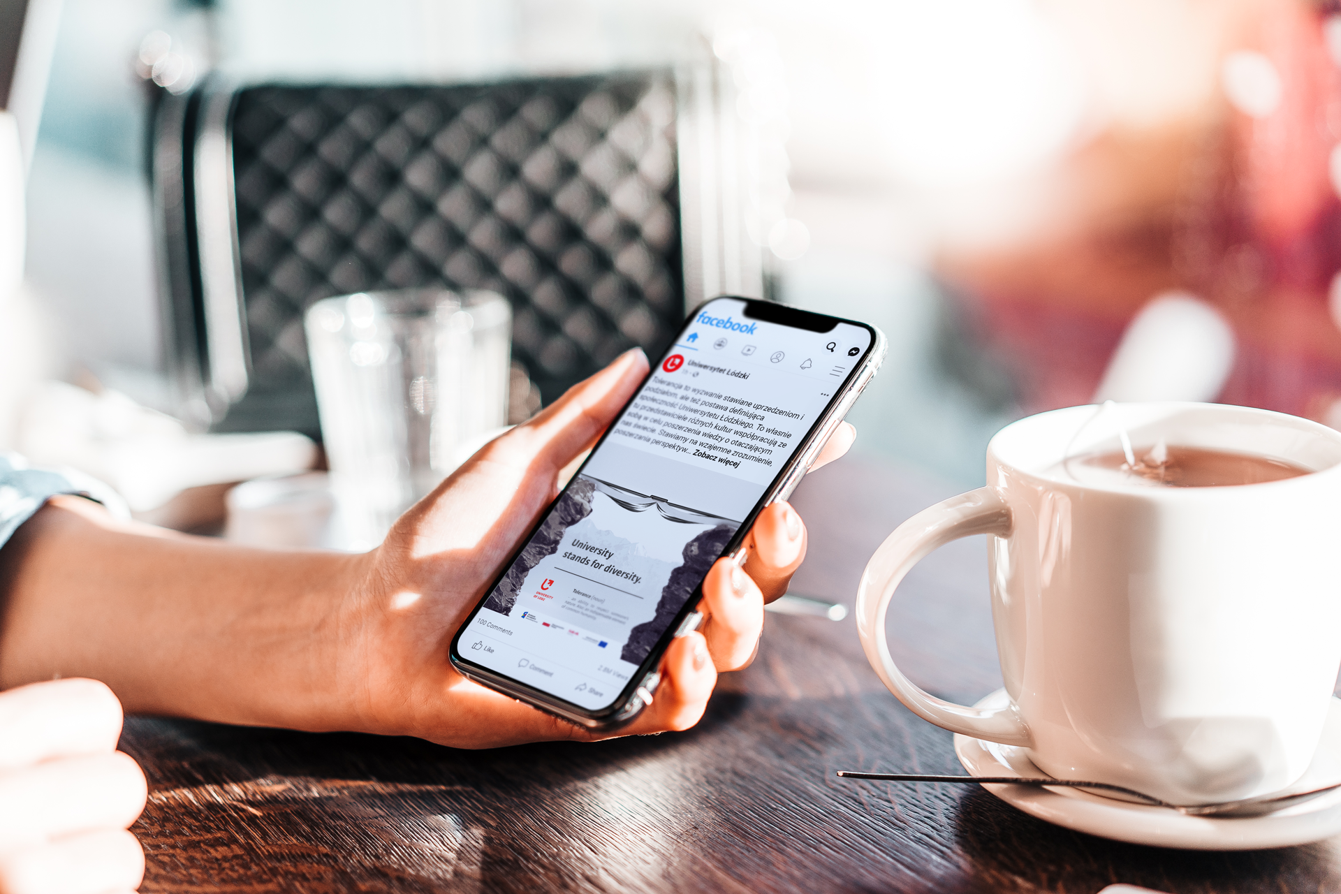 widok telefonu z plakatem z kampanii