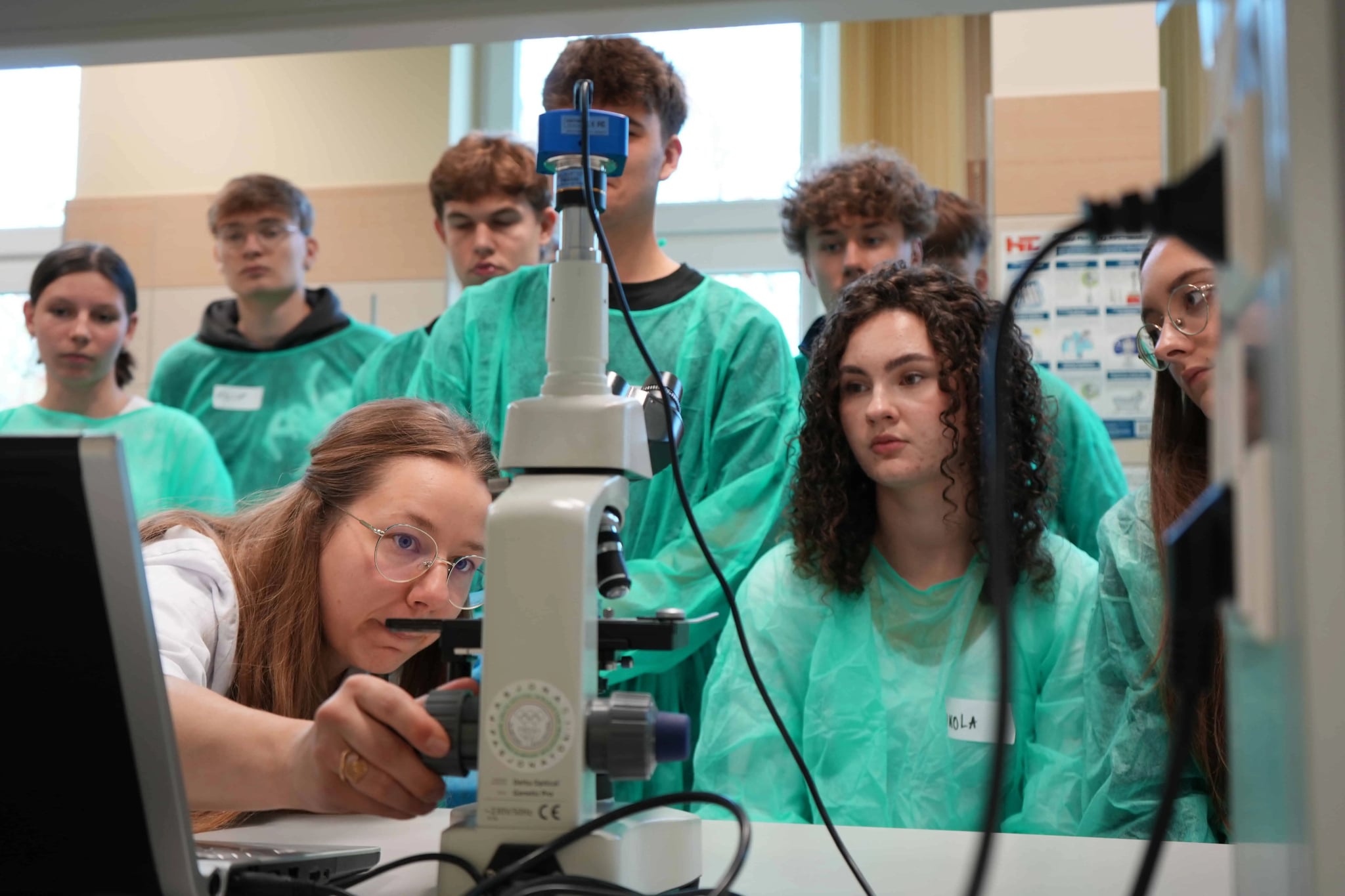 Grupa młodych ludzi w laboratorium