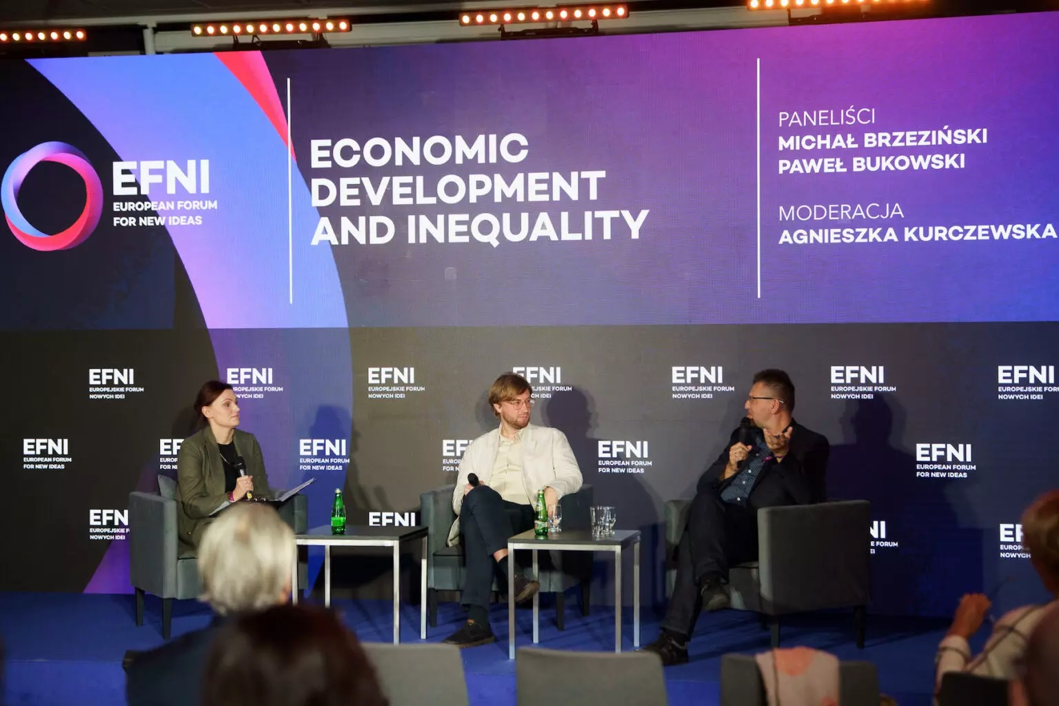 Uczestnicy panelu siedzący na scenie podczas dyskusji na EFNI.