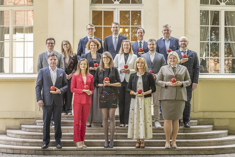 Zdjęcie grupowe, na którym są władze UŁ i Absolwenci VIP