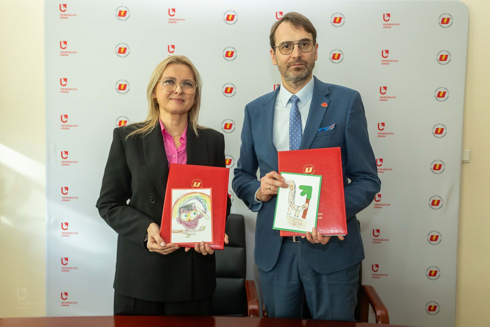 zdjęcie z podpisania umowy