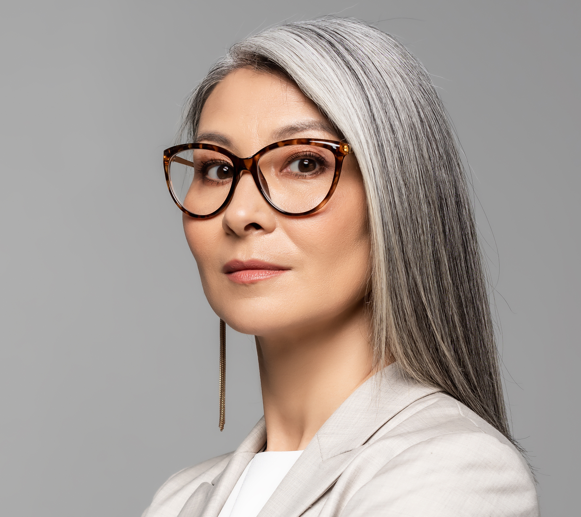 [Translate to English:] portret kobiety w okularach