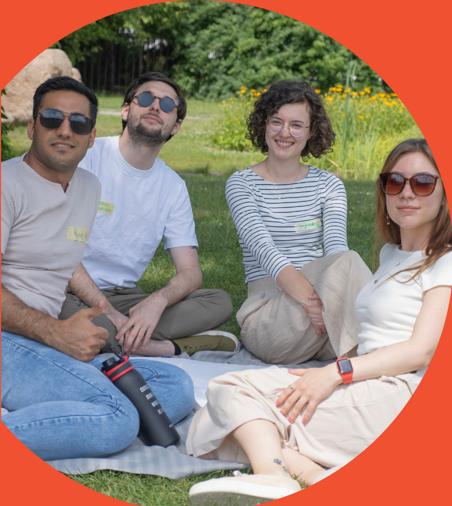 Czworo ludzi na łące