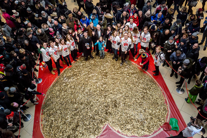 Studenci UŁ ze Sztabu SKN Inwestor stojący z Władzami UŁ przy sercu ułożonym ze złotych monet