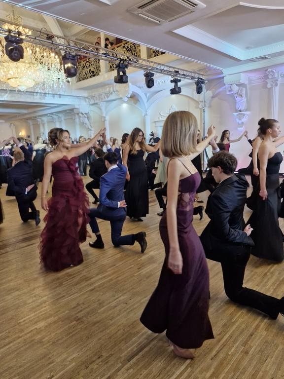 Tegoroczni maturzyści PLU UŁ podczas poloneza